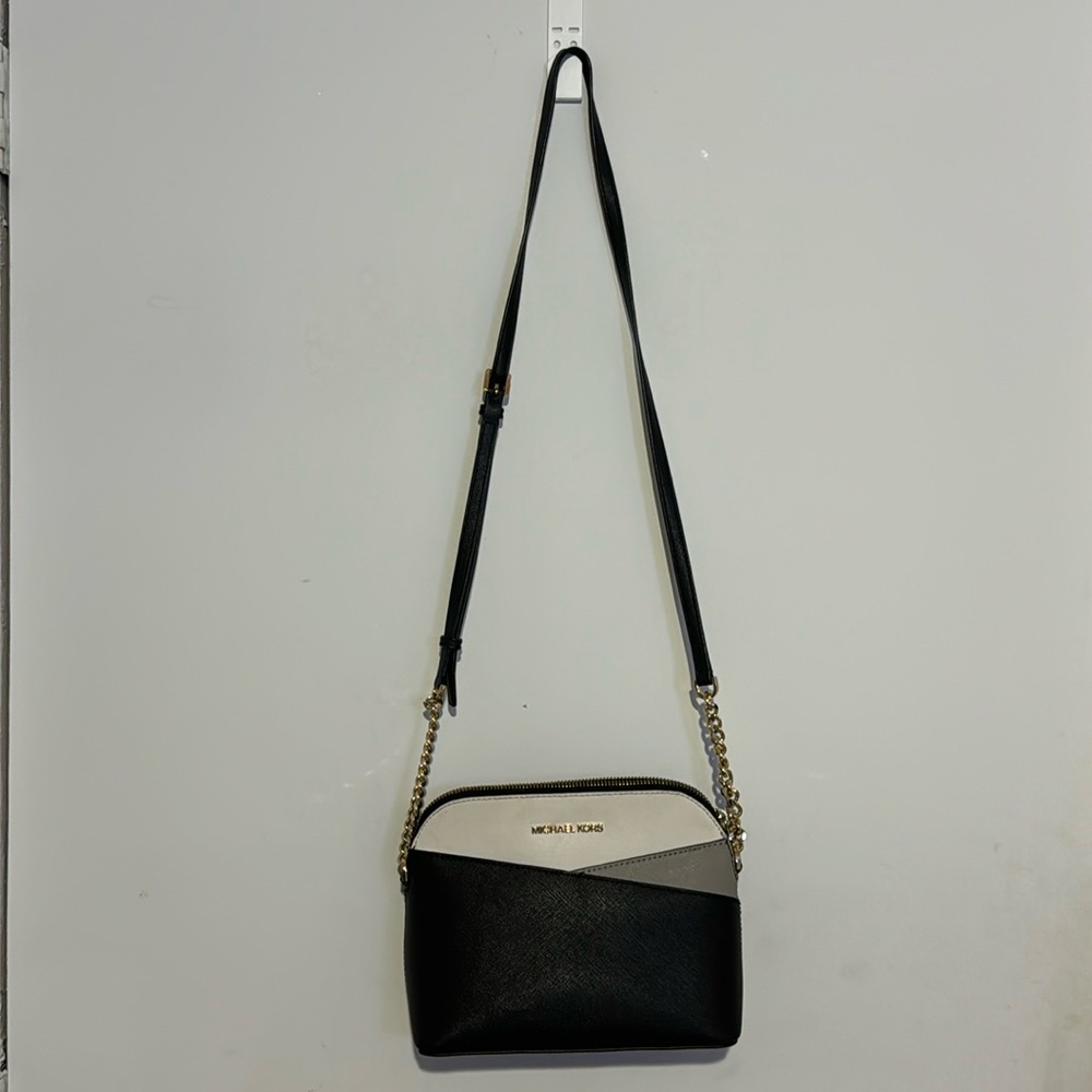 Michael Kors Crossbody bag. Color: Black/White/Gray. Condition: Like New.